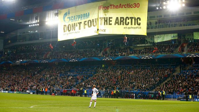 Greenpeace protestuje proti Gazpromu na Schalke