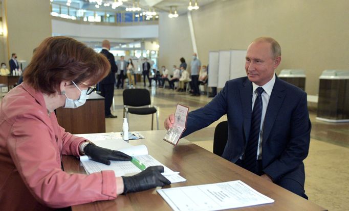 Ruský prezident Vladimir Putin ve volební místnosti během referenda o změnách ústavy