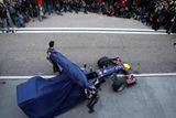 Ostatní stáje své monoposty ukázaly již na začátku týdne. Mark Webber se Sebastianem Vettelem ukázali nový Red Bull již v pondělí.