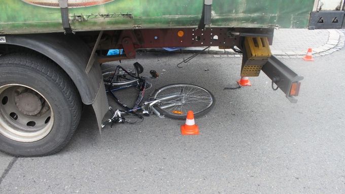 Šestnáctiletý cyklista nepřežil v Bohumíně srážku s nákladním autem.