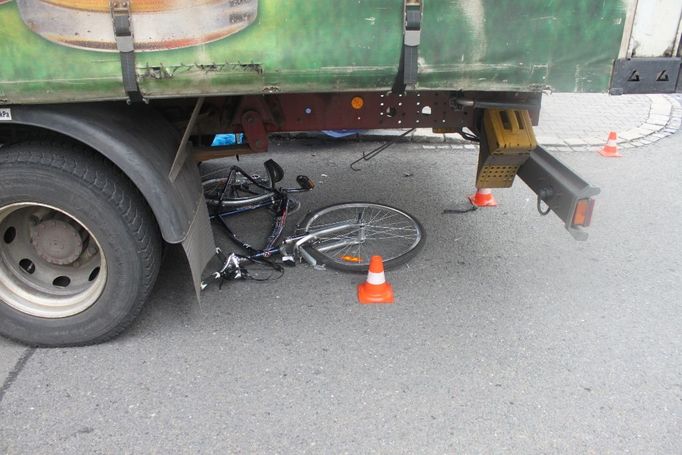 Šestnáctiletý cyklista nepřežil v Bohumíně srážku s nákladním autem.