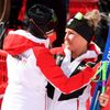 Tamara Tipplerová a Mirjam Puchner si gratulují po super-G na ZOH 2022 v Pekingu