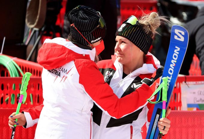 Tamara Tipplerová a Mirjam Puchner si gratulují po super-G na ZOH 2022 v Pekingu