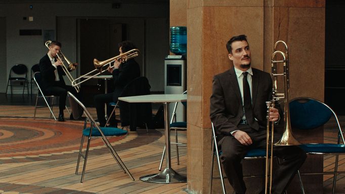 Pierre Lottin jako Jimmy ve filmu Kapelo, hraj.