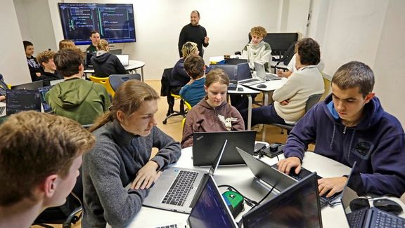 Studenti programují od prváku. V pozadí učitel IT Ladislav Kožej