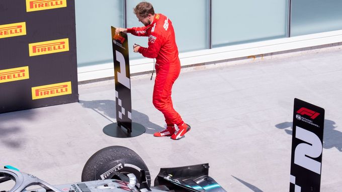 Naštvaný Sebastian Vettel přehodil po Velké ceně Kanady čísla označující pořadí před svým vozem a monopostem Lewise Hamiltona. Před Ferrari si dal ostentativně jedničku.