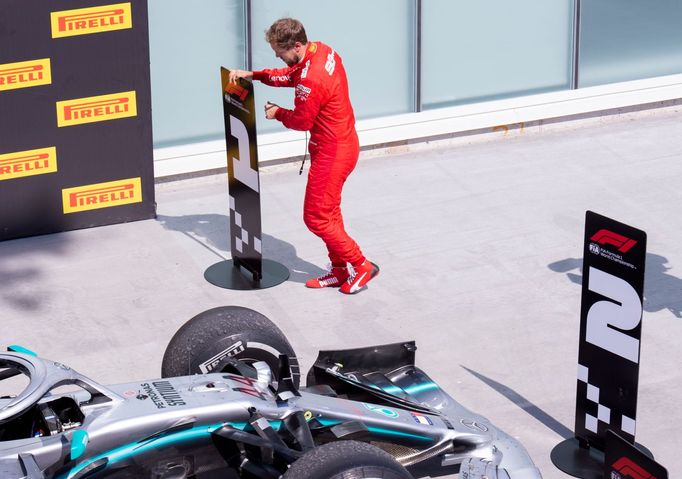 Naštvaný Sebastian Vettel přehodil po Velké ceně Kanady čísla označující pořadí před svým vozem a monopostem Lewise Hamiltona. Před Ferrari si dal ostentativně jedničku.