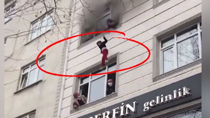 Matka musela své děti vyhodit oknem ze třetího patra. Požár už byl nebezpečně blízko