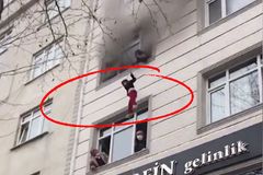 Matka musela své děti vyhodit oknem ze třetího patra. Požár už byl nebezpečně blízko
