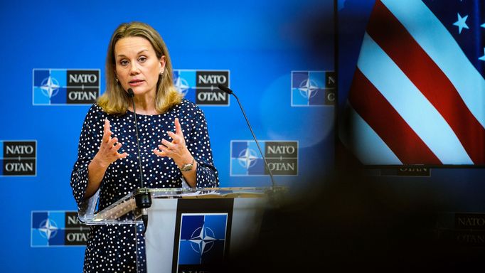 Americká velvyslankyně při NATO Julianne Smithová.