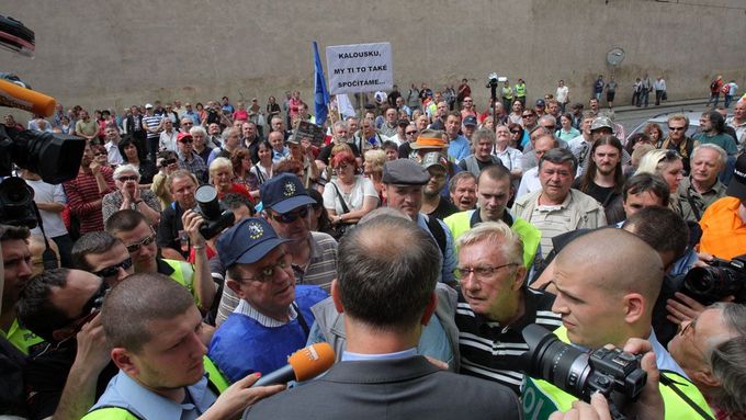 Češi jsou chováním politiků frustrovaní. Slováci jsou na tom podobně.