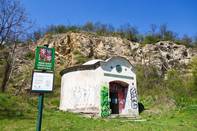 Národní přírodní památka Barrandovské skály a kaple Panny Marie Bolestné.