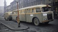 Škoda 706 R v barvách ČSAD, navíc ještě s přívěsným vozíkem. Fotka je z Plzně z roku 1960.