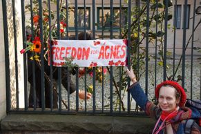 U maďarské ambasády se protestovalo proti zatčení porodní asistentky