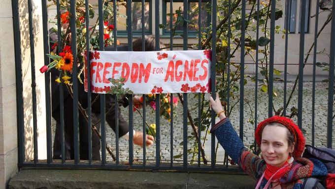 U maďarské ambasády se protestovalo proti zatčení porodní asistentky