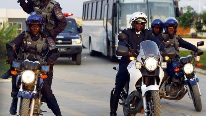 Specilání jednotka angolské policie na stráží v provincii Cabinda, kde po odsotupení Toga zůstávají fotbalisté Ghany, Pobřeží Slonoviny a Burkiny Faso.