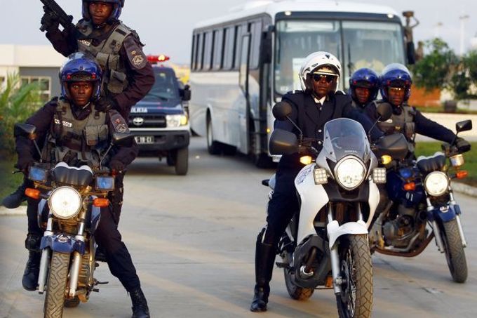 Specilání jednotka angolské policie na stráží v provincii Cabinda, kde po odsotupení Toga zůstávají fotbalisté Ghany, Pobřeží Slonoviny a Burkiny Faso.