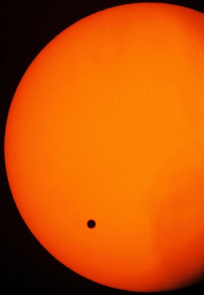 Planet Venus is seen as a black dot through a filtered telescope as it passes in front of the sun over Kuala Lumpur in this file photo taken June 8, 2004. One of the rarest astronomical events occurs on June 5 and June 6 when the planet Venus passes directly between the sun and Earth, a transit that won't occur again until 2117. REUTERS/Bazuki Muhammad/Files (MALAYSIA - Tags: SCIENCE TECHNOLOGY ENVIRONMENT) Published: Čer. 4, 2012, 7:56 odp.