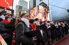 Se šálami v národních barvách. Český sbor zpíval spirituály a koledy na Times Square