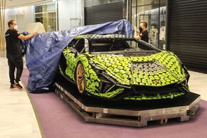 Lamborghini Sián z Lega se poprvé vystavuje v Praze. Byli jsme u nočního přesunu