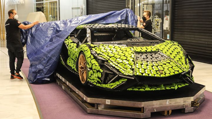 Lamborghini Sián z Lega se poprvé vystavuje v Praze. Byli jsme u nočního přesunu; Zdroj foto: Jakub Plíhal