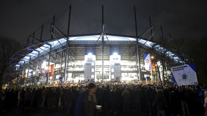 Volksparkstadion v Hamburku v obležení fanoušků před zápasem s Borussií Dortmund.