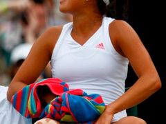 Ana Ivanovičová pláče. Kvůli zranění musel vzdát osmifinále Wimbledonu.