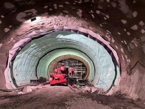 den otevřených dveří stavba metra D úsek Pankrác Olbrachtova