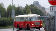 Mimořádný spoj Jablonec nad Nisou - Praha právě přijíždí k ministerstvu dopravy. Je o pět minut opožděn.