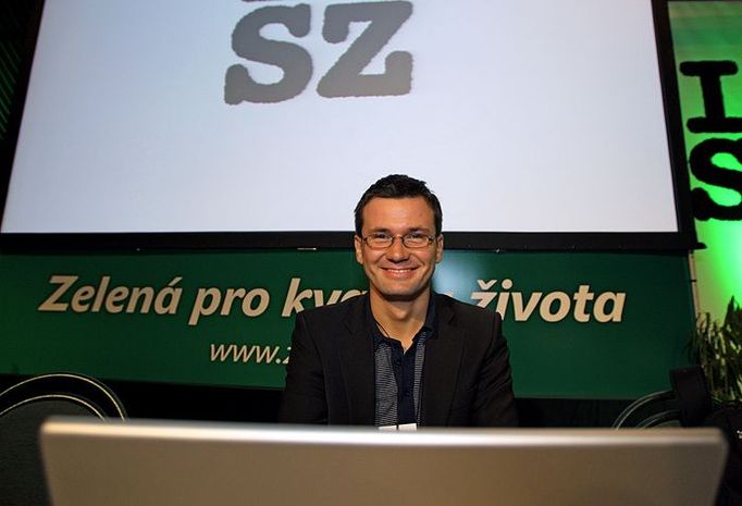 Ondřej Liška si na úvod sjezdu své strany rozdělal pracovní počítač.