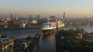 Queen Mary 2 manévruje v hamburském přístavu.