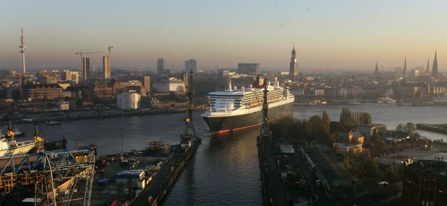 Queen Mary 2 pluje na servisní údržbu do doku
