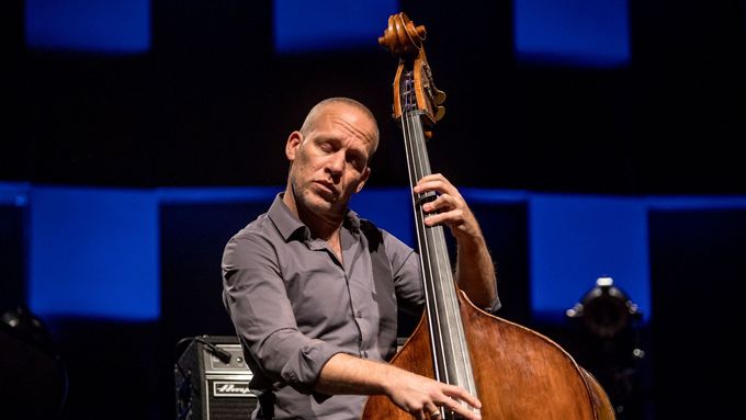 Avishai Cohen také v Česku odehrál desítky koncertů. Na snímku je z koncertu v pražském Foru Karlín roku 2019.