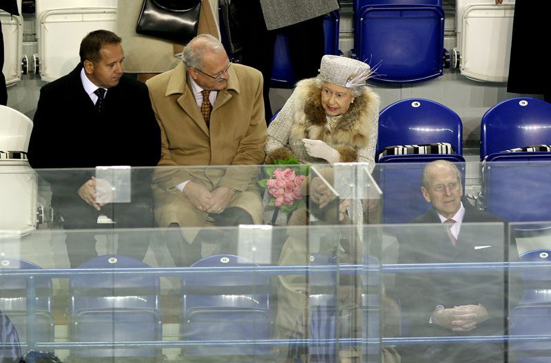 Královna Alžběta II. na hokeji