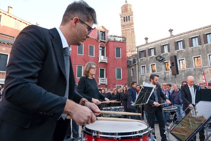 Orchestr benátského divadla La Fenice protestoval proti nové dirigentce Beatrice Venezi. Hrál na ulici.
