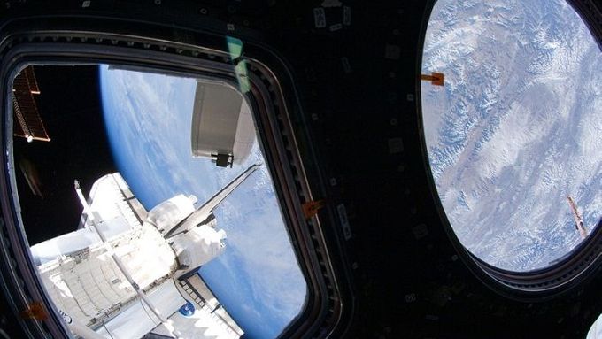 Pohled na Zemi a raketoplán Endeavour z modulu Cupola.
