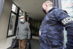 V Česku zemřel na koronavirus první člověk, Babiš chce znovu změnit nákupy pro starší