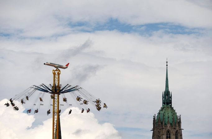 Kolotoč s návštěvníky na 181. Oktoberfestu, s výhledem na mnichovský kostel sv. Pavla.