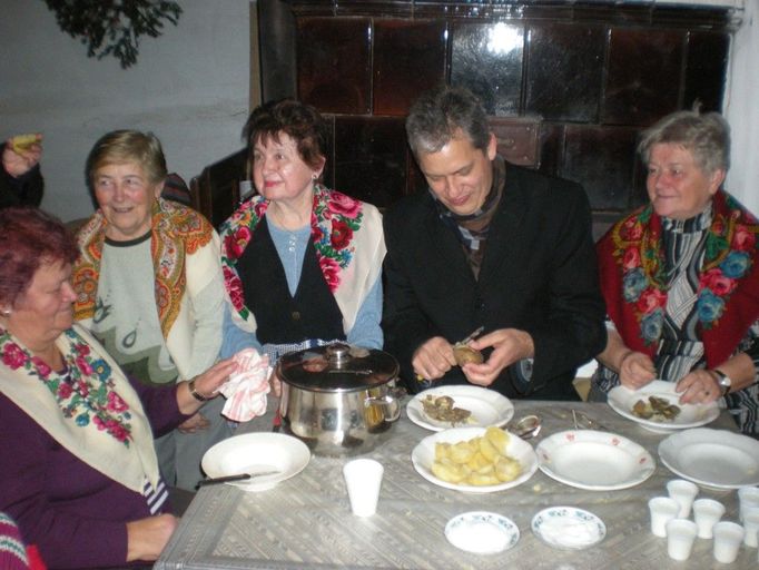 Jiří Dienstbier na vánočním jarmarku ve Valašských Kloboukách. Došlo i na loupání brambor.