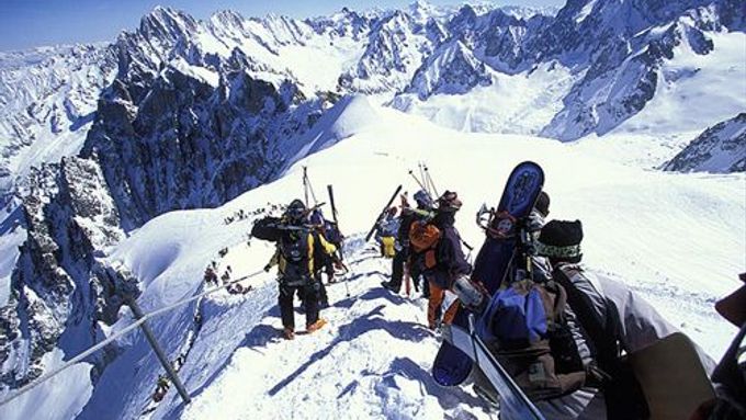 Kdysi se na Mont Blancu zřítila dvě letadla. Lezci tu nacházejí ostatky i drahokamy (ilustrační foto).