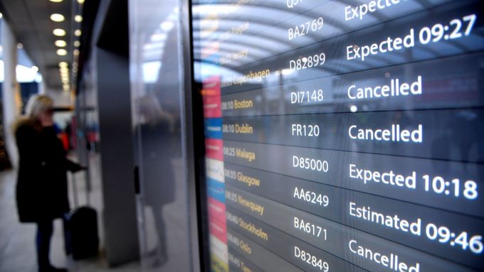 Zrušené a zpožděné lety na britském letišti Gatwick kvůli dronům.