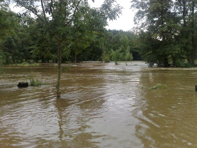 Rozvodněná Úslava v Plzni-Koterově, 21. 7. 2011.