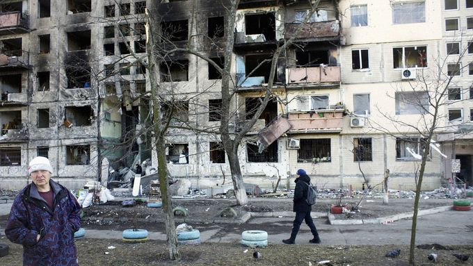 Následky ostřelování Kyjeva.