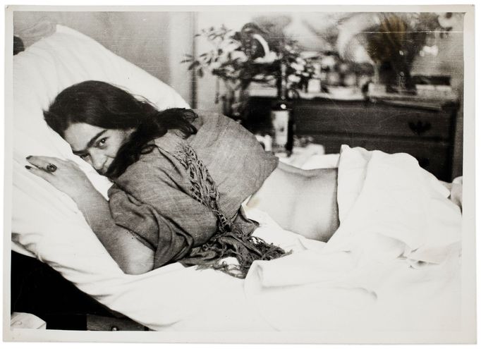 Frida ležící na břiše, Nickolas Muray, 1946.
