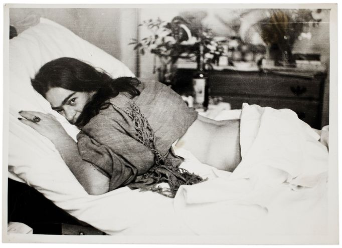 Nickolas Muray: Frida Kahlo ležící na břiše, 1946.