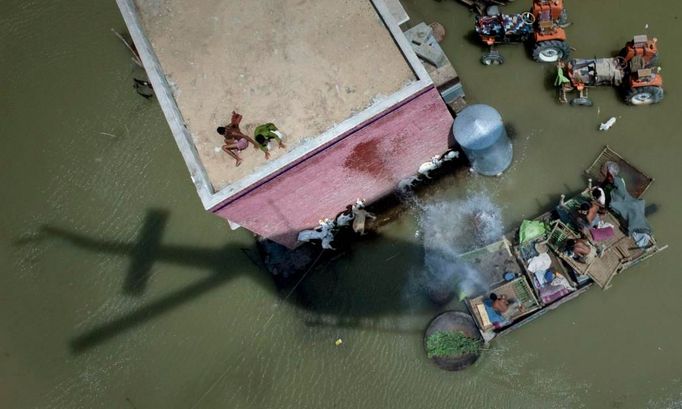 Armádní helikoptéra přiváží do Pákistánu postiženého rozsáhlými povodněmi humanitární pomoc.