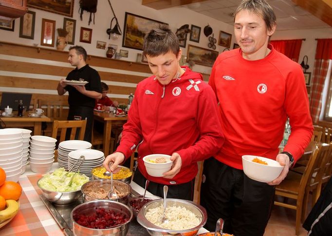 Na spinningu i na běžkách vyhládlo. Brankář Vaniak a útočník Ivana u salátového baru.