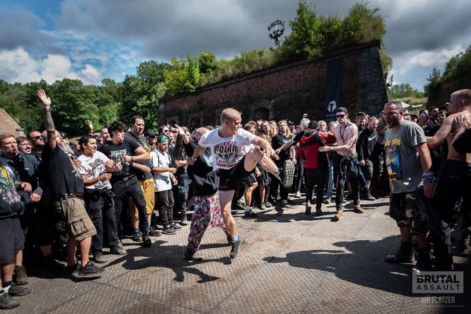 Snímek z prvního dne festivalu Brutal Assault.