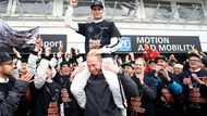 Testovač stáje formule 1 Mercedes dokázal porazit slavnější a zkušenější soupeře hned ve své první kompletní sezoně v DTM, i když vyhrál jen dvě z osmnácti jízd a stal se obětí "zákroku" Audi v rozporu s fair play.