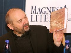 Jan Burian, moderátor slavnostního večera Magnesia Litera, s knihou "Být dlužen za duši" nominovanou v kategorii publicistika.
